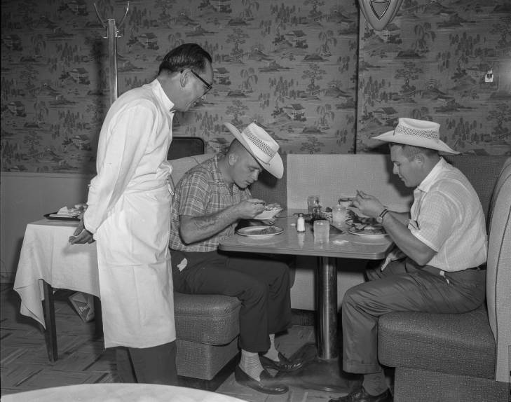 Chinese chef and customers at Kester’s Bamboo House in Columbia, South Carolina 1959. (Photo: The State Newspaper Photograph Archive.)