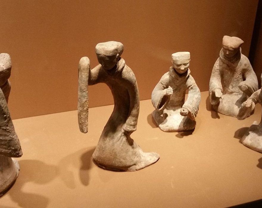 Han dynasty figurines showing dancers with long sleeves. (Photo: Wikimedia Commons)